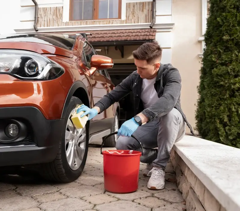 Lavage auto à domicile Saint-Laurent-les-Tours : professionnel intervenant sur un véhicule